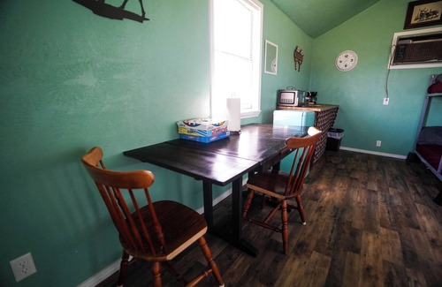 Plantersville Cabina | Family Farms Cabin 2 - Full Beds, Relaxing Nights, Lake View + Fire Pit Sleeps 4