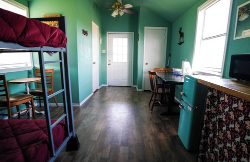 Plantersville Cabina | Family Farms Cabin 2 - Full Beds, Relaxing Nights, Lake View + Fire Pit Sleeps 4