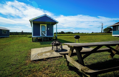 Plantersville Cabina | Family Farms Cabin 2 - Full Beds, Relaxing Nights, Lake View + Fire Pit Sleeps 4