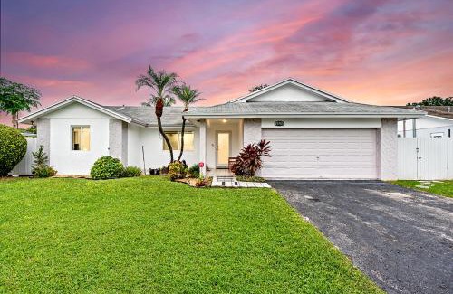 Homestead Casa | Family Favorite- Heated Pool, 2 Kings, Everglades