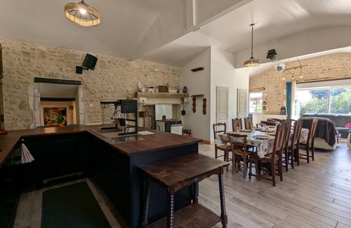 Magnac-Lavalette-Villars Cabaña | Casa familiar con piscina privada y jardín para 11 pers
