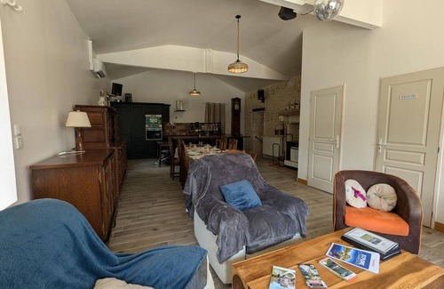Magnac-Lavalette-Villars Cabaña | Casa familiar con piscina privada y jardín para 11 pers