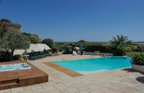Saint-Georges-des-Agouts Casa | Casa familiar con gran piscina infinita climatizada, vistas espectaculares y más