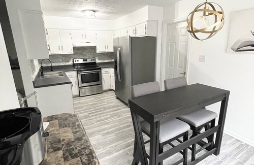 Clarksville Casa | Family/Friend/casino getaway⭐️sleeps 9🐕Pet friendly,3 miles to I24 /post ⭐️hot tub
