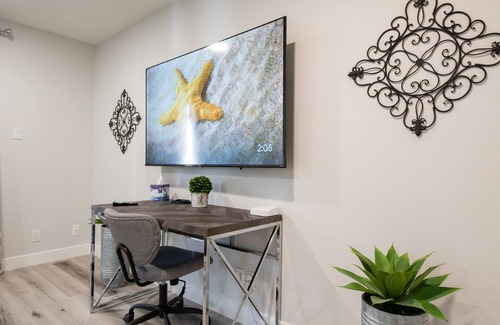 Westlake Village Apartamento | Family friendly in the heart of Westlake Village! King beds, workstation,printer