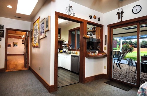 Faber Cama Y Desayuno | Family-friendly 10-bedroom B&B near Wintergreen golf & ski. Great for groups!