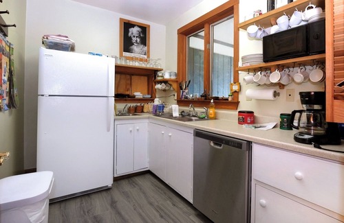 Faber Cama Y Desayuno | Family-friendly 10-bedroom B&B near Wintergreen golf & ski. Great for groups!