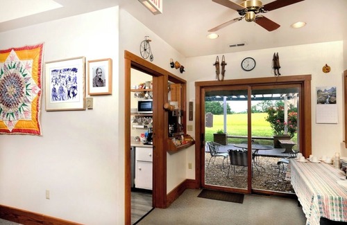 Faber Cama Y Desayuno | Family-friendly 10-bedroom B&B near Wintergreen golf & ski. Great for groups!