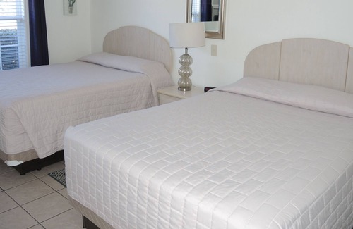 Calabash Villa | Para toda la familia, 2 habitaciones, 2 baños, cocina completa, excelentes comodidades, playas cercanas (2301)