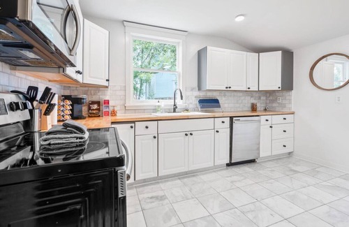 Dixon Park Casa | Family-Friendly 2APT Duplex ★ Off Street Parking ★ Historic Victorian District