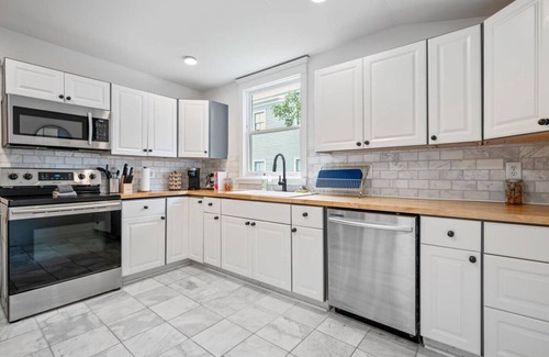 Dixon Park Casa | Family-Friendly 2APT Duplex ★ Off Street Parking ★ Historic Victorian District