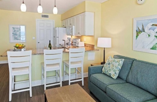 Ormond Beach Complejo | Family-Friendly 2BR Oceanfront Condo – Balcony, Pool, Kitchen & Steps to Beach