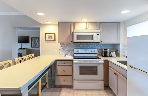 Captiva Hotel | Family-Friendly 2BR Suite w/Kitchen & Balcony | Steps from the Pool & Beach!