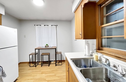 Des Moines Apartamento | Family Friendly 3 BR 2 Bath Duplex Sleeps 9!