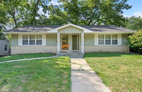 Des Moines Apartamento | Family Friendly 3 BR 2 Bath Duplex Sleeps 9!
