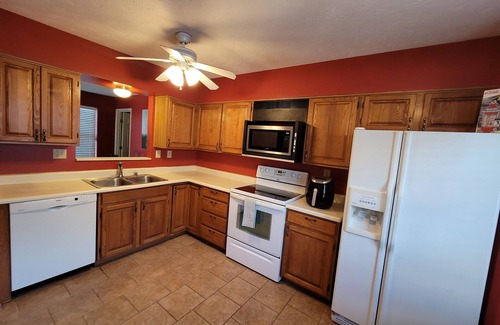 Keene Casa | Family Friendly 3 BR w/ King Bed and Jacuzzi tub