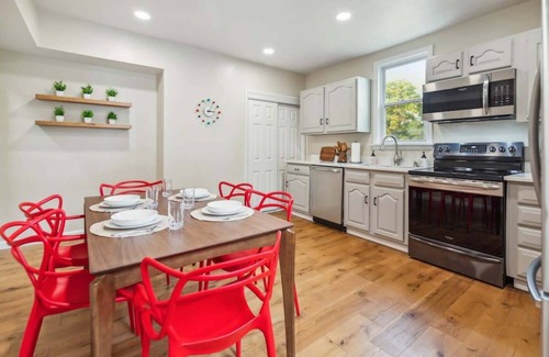 Castle Shannon Casa | Family Friendly 3-BR Bungalow near Attractions