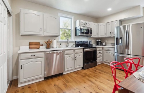 Castle Shannon Casa | Family Friendly 3-BR Bungalow near Attractions