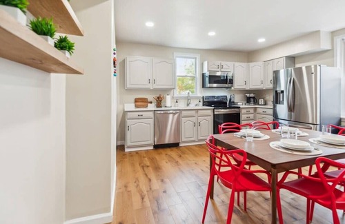 Castle Shannon Casa | Family Friendly 3-BR Bungalow near Attractions