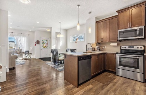 Cochrane Casa | Family-Friendly 3BR: Rockies Fun & Cochrane Charm