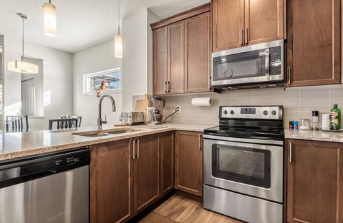 Cochrane Casa | Family-Friendly 3BR: Rockies Fun & Cochrane Charm