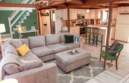 Thornhurst Chalet De Esquí | 4 Bedroom - 1st Floor Bedroom - Walk to Pool, Fire pit, Pet Friendly