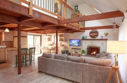 Thornhurst Chalet De Esquí | 4 Bedroom - 1st Floor Bedroom - Walk to Pool, Fire pit, Pet Friendly
