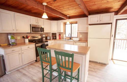 Thornhurst Chalet De Esquí | 4 Bedroom - 1st Floor Bedroom - Walk to Pool, Fire pit, Pet Friendly