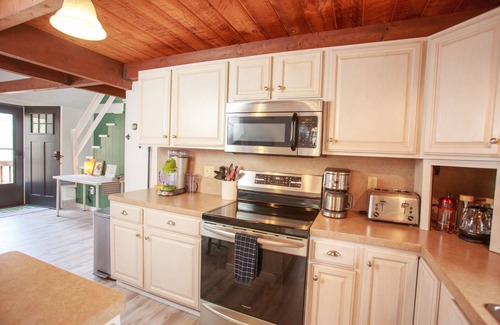 Thornhurst Chalet De Esquí | 4 Bedroom - 1st Floor Bedroom - Walk to Pool, Fire pit, Pet Friendly