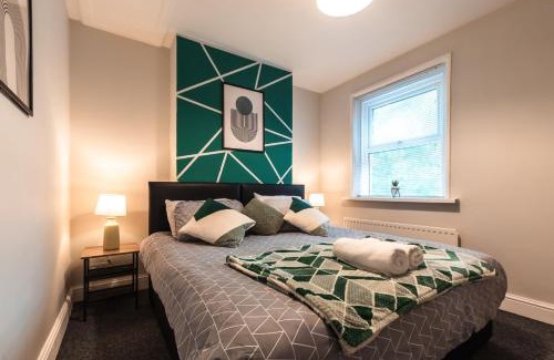 Southampton Casa | Family-Friendly 4 Bedrooms-Sleeps 8-Long Term Disc-Driveway