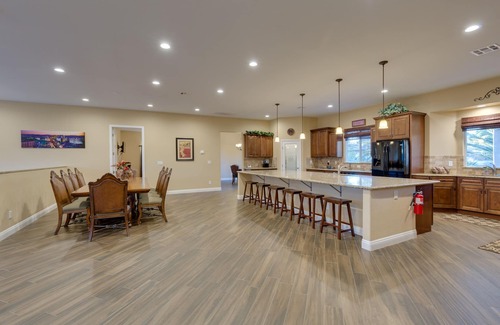 Royal Crest Rancheros Casa | Family Friendly 4000 Sq Ft 5 habitaciones 5. 5 baños, con piscina y spa, 3 millas al Strip