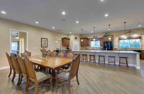 Royal Crest Rancheros Casa | Family Friendly 4000 Sq Ft 5 habitaciones 5. 5 baños, con piscina y spa, 3 millas al Strip