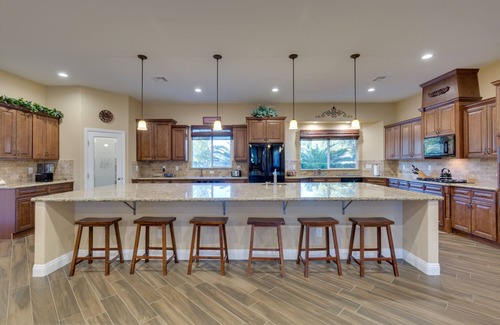 Royal Crest Rancheros Casa | Family Friendly 4000 Sq Ft 5 habitaciones 5. 5 baños, con piscina y spa, 3 millas al Strip