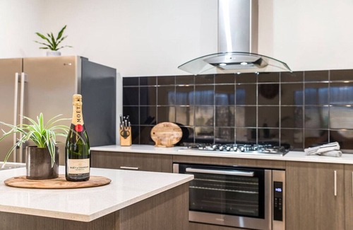Jane Brook Casa | Family Friendly 4BR Home - Free Parking, Fast WiFi