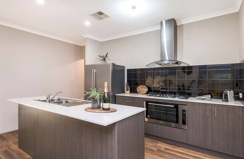 Jane Brook Casa | Family Friendly 4BR Home - Free Parking, Fast WiFi