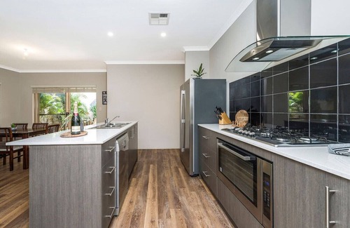 Jane Brook Casa | Family Friendly 4BR Home - Free Parking, Fast WiFi