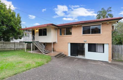 Sunnybank Casa | Family friendly 4BR Home Near Shops and Parks
