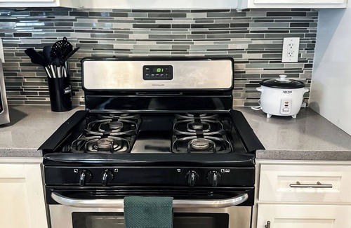 Los Angeles Casa | Family Friendly 4BR Home Near USC & DTLA -Free Gated Parking
