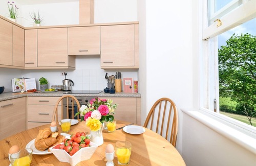 Praa Sands Apartamento | Family Friendly Apartment above Praa Sands Beach, Dog Friendly, Garden & Parking