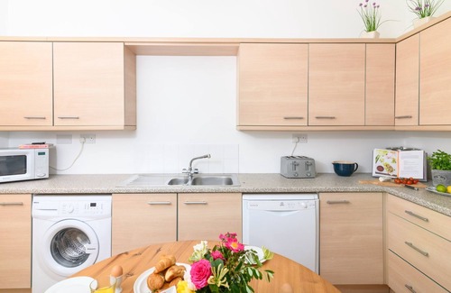 Praa Sands Apartamento | Family Friendly Apartment above Praa Sands Beach, Dog Friendly, Garden & Parking