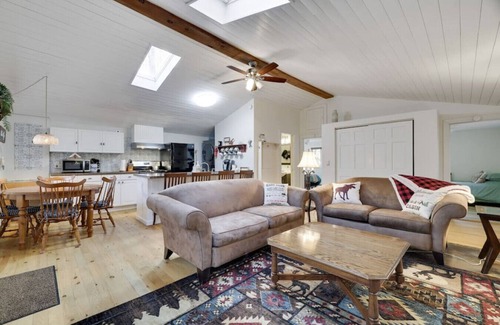 Pocono Pines Cabina | Family Friendly Cabin I Firepit+Hot Tub I Poconos