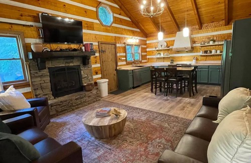Hartford Cabina | Family friendly cabin, Screened porch, Fire pit