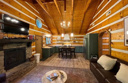 Hartford Cabina | Family friendly cabin, Screened porch, Fire pit