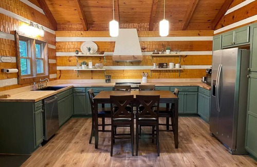 Hartford Cabina | Family friendly cabin, Screened porch, Fire pit