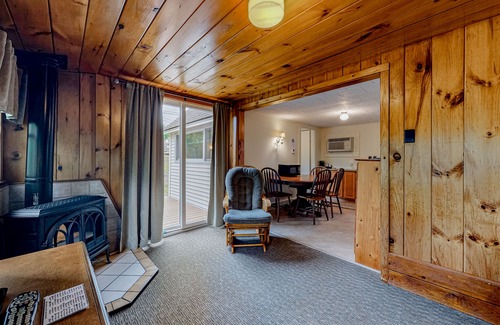 Lincoln Cabina | Family-Friendly Cabin w/ Shared Pool, WiFi, & Kitchenette - Close to Attractions