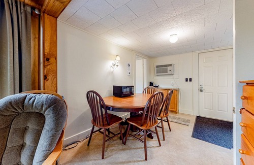 Lincoln Cabina | Family-Friendly Cabin w/ Shared Pool, WiFi, & Kitchenette - Close to Attractions