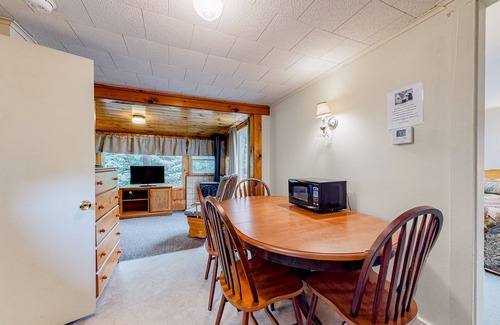 Lincoln Cabina | Family-Friendly Cabin w/ Shared Pool, WiFi, & Kitchenette - Close to Attractions