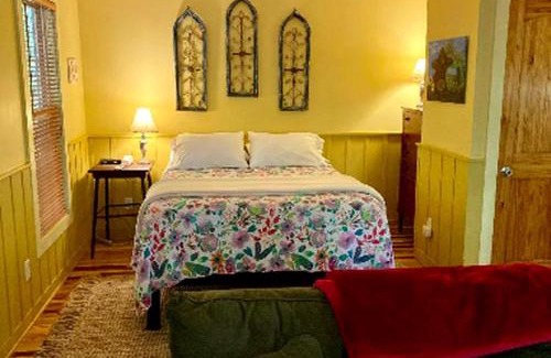 Elkin Casa | Family-Friendly Cabin with Private Hot Tub near Charlotte, North Carolina