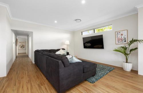 Carlisle Casa | Family Friendly Close 2 Airport, Optus, Crown & City