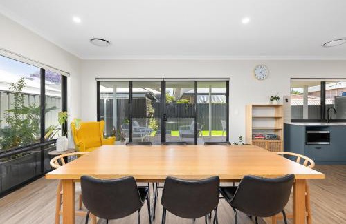 Carlisle Casa | Family Friendly Close 2 Airport, Optus, Crown & City